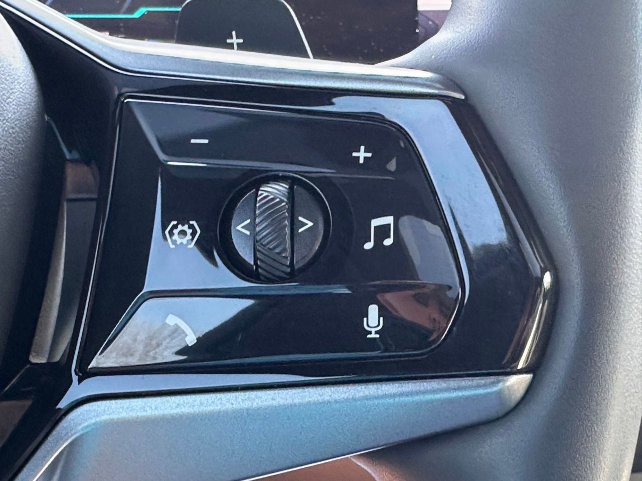 Used 2024 BMW 530i w/ Premium Package image 32