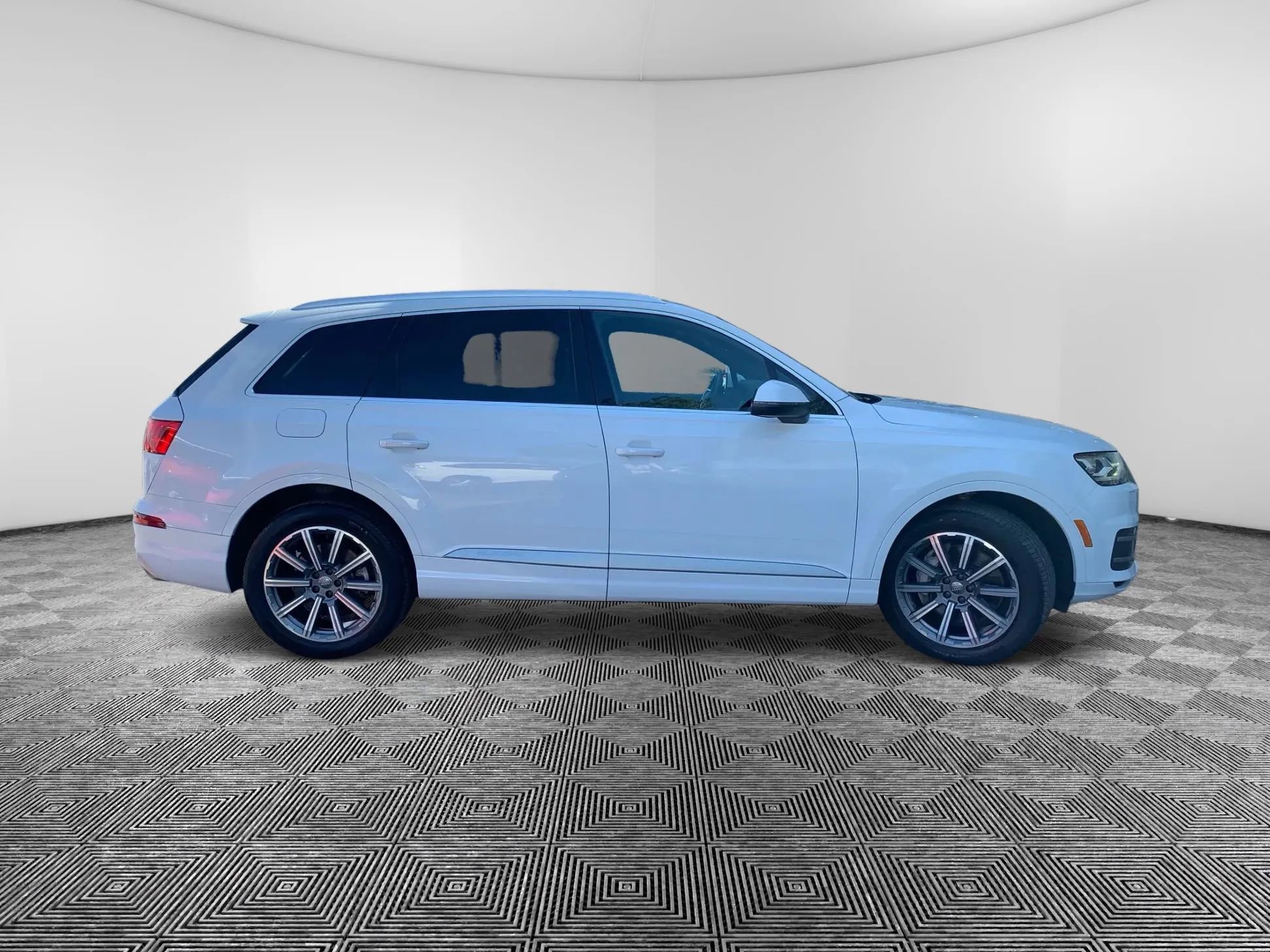 Used 2019 Audi Q7 3.0T Premium w/ Towing Package AWD/4WD image 5