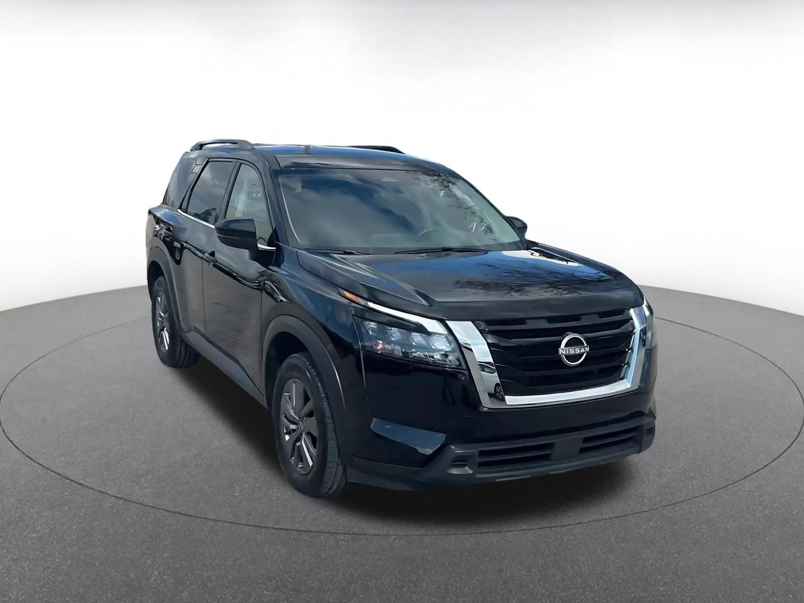 Used 2025 Nissan Pathfinder SV image 3