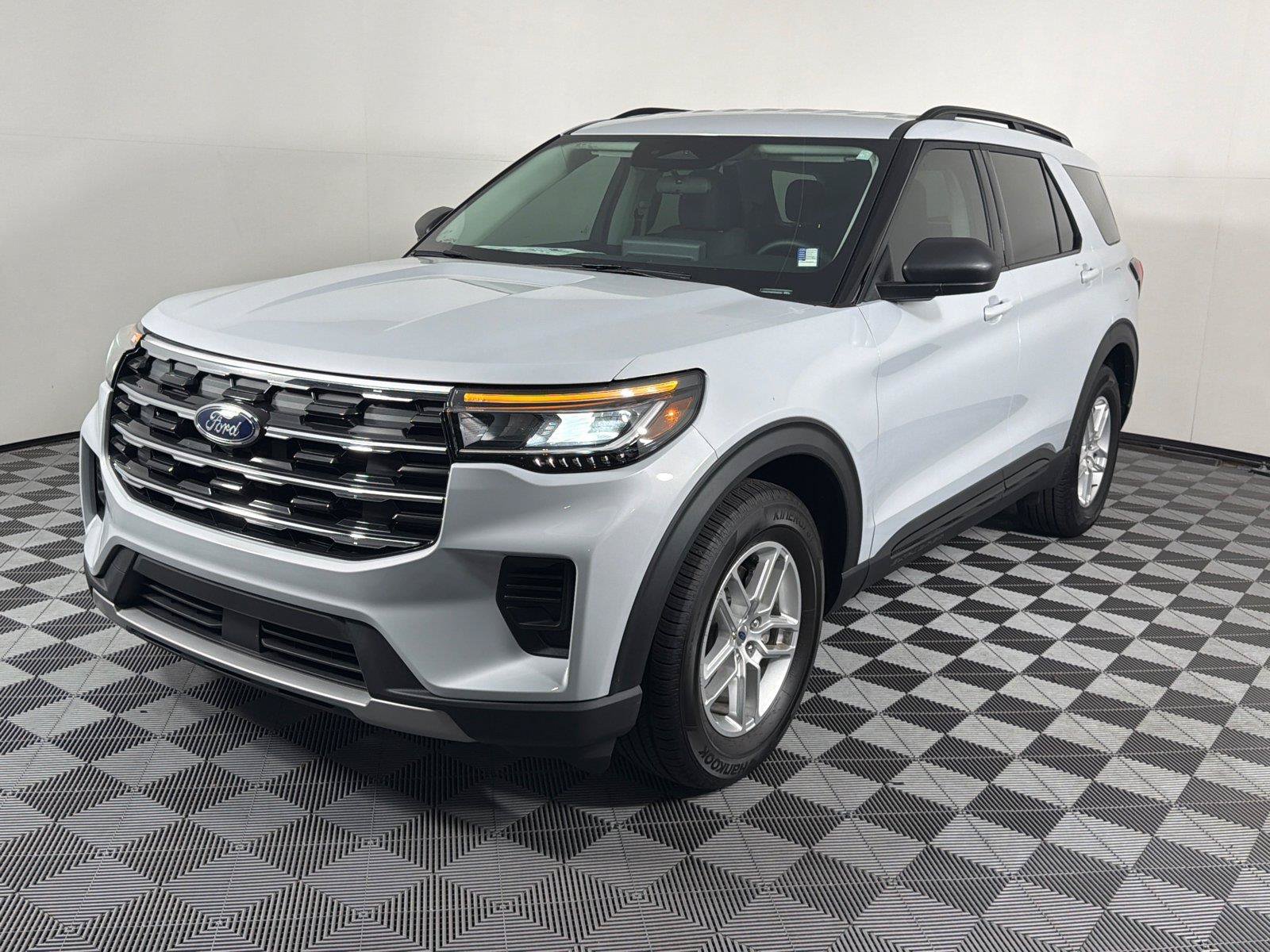 Used 2026 Ford Explorer Active RWD image 3