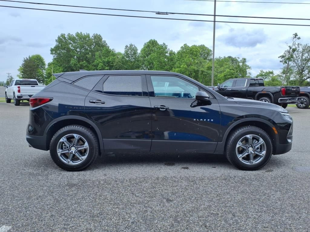 Used 2023 Chevrolet Blazer LT image 2