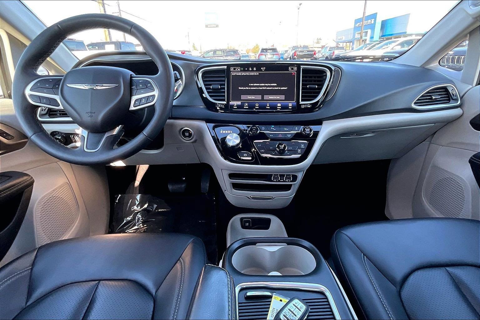 Used 2024 Chrysler Pacifica Touring-L image 13