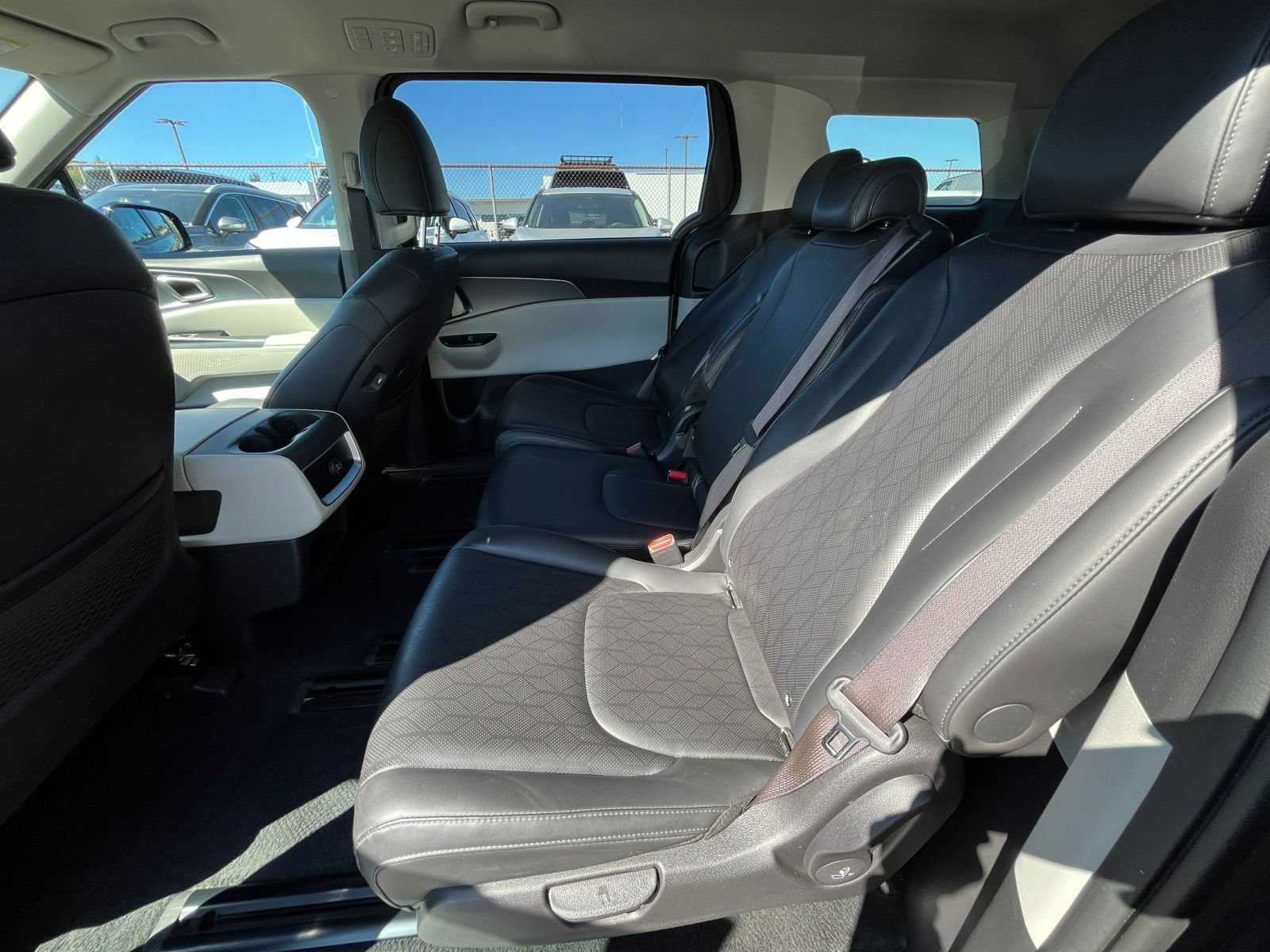 Used 2023 Kia Carnival LX FWD image 26