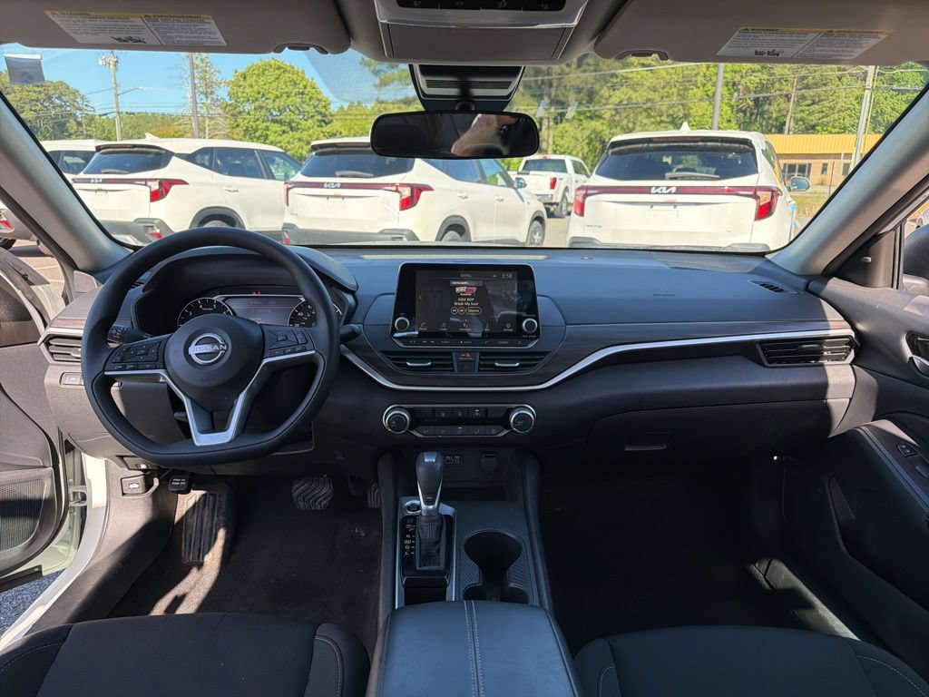 Used 2025 Nissan Altima 2.5 SV FWD image 12