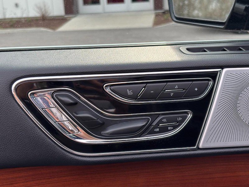 Used 2019 Lincoln Navigator Reserve image 16