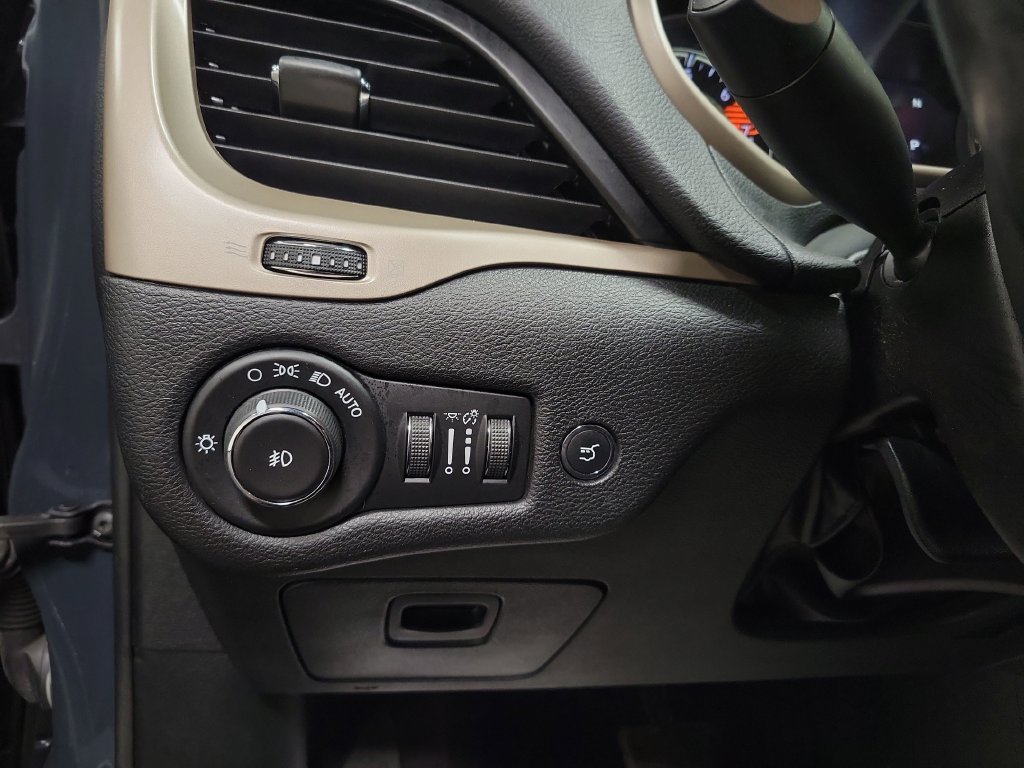 Used 2018 Jeep Cherokee Limited AWD/4WD image 28