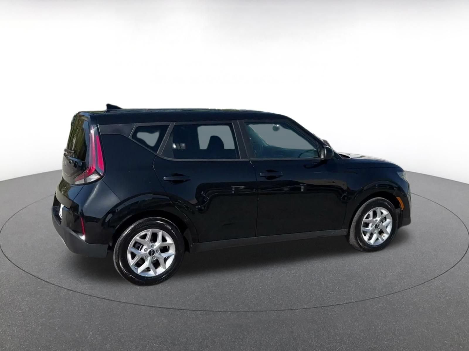 Used 2025 Kia Soul LX w/ LX Technology Package FWD image 14