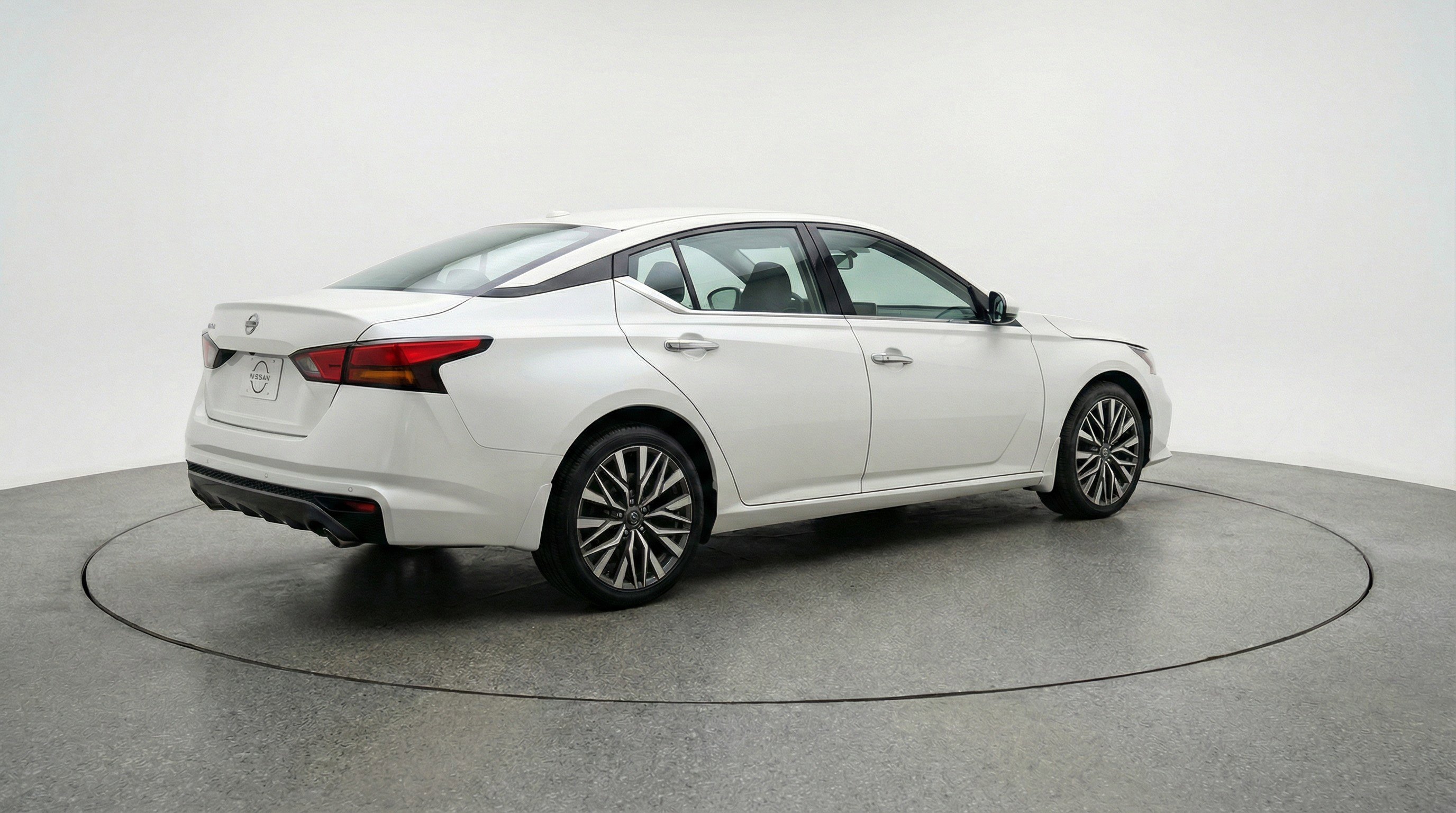 Used 2025 Nissan Altima 2.5 SV image 9