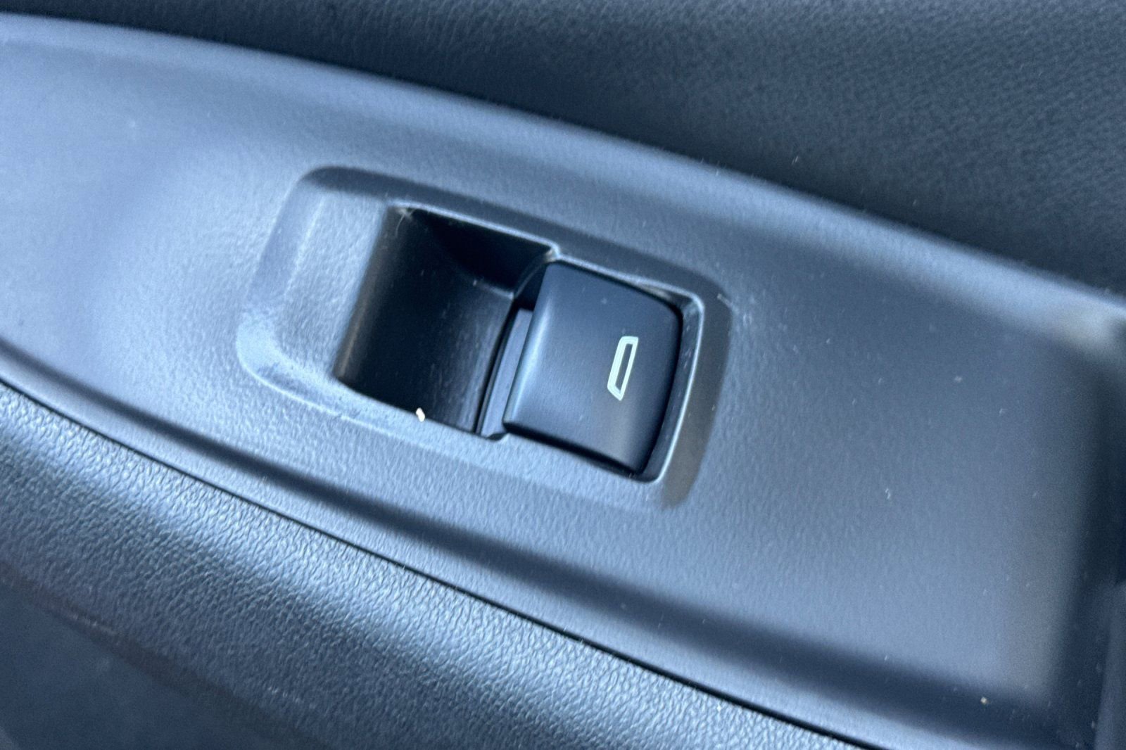 Used 2017 Chevrolet Volt Premier w/ Driver Confidence II Package image 23