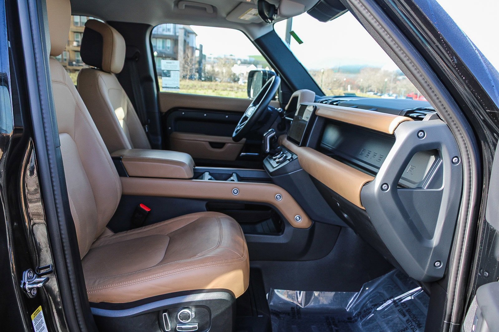 Used 2025 Land Rover Defender 130 X-Dynamic SE image 16