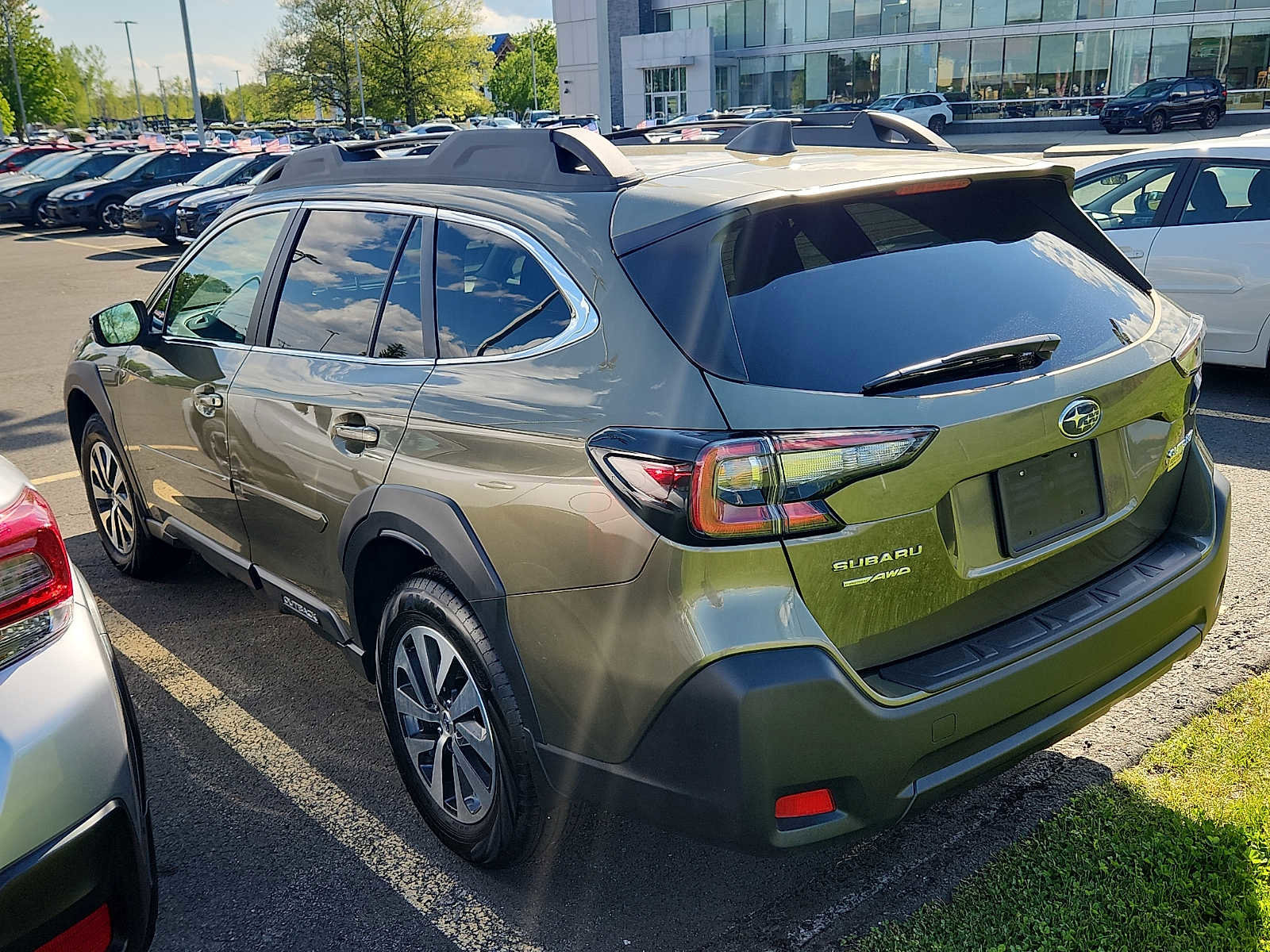 Certified 2025 Subaru Outback Premium AWD/4WD image 4