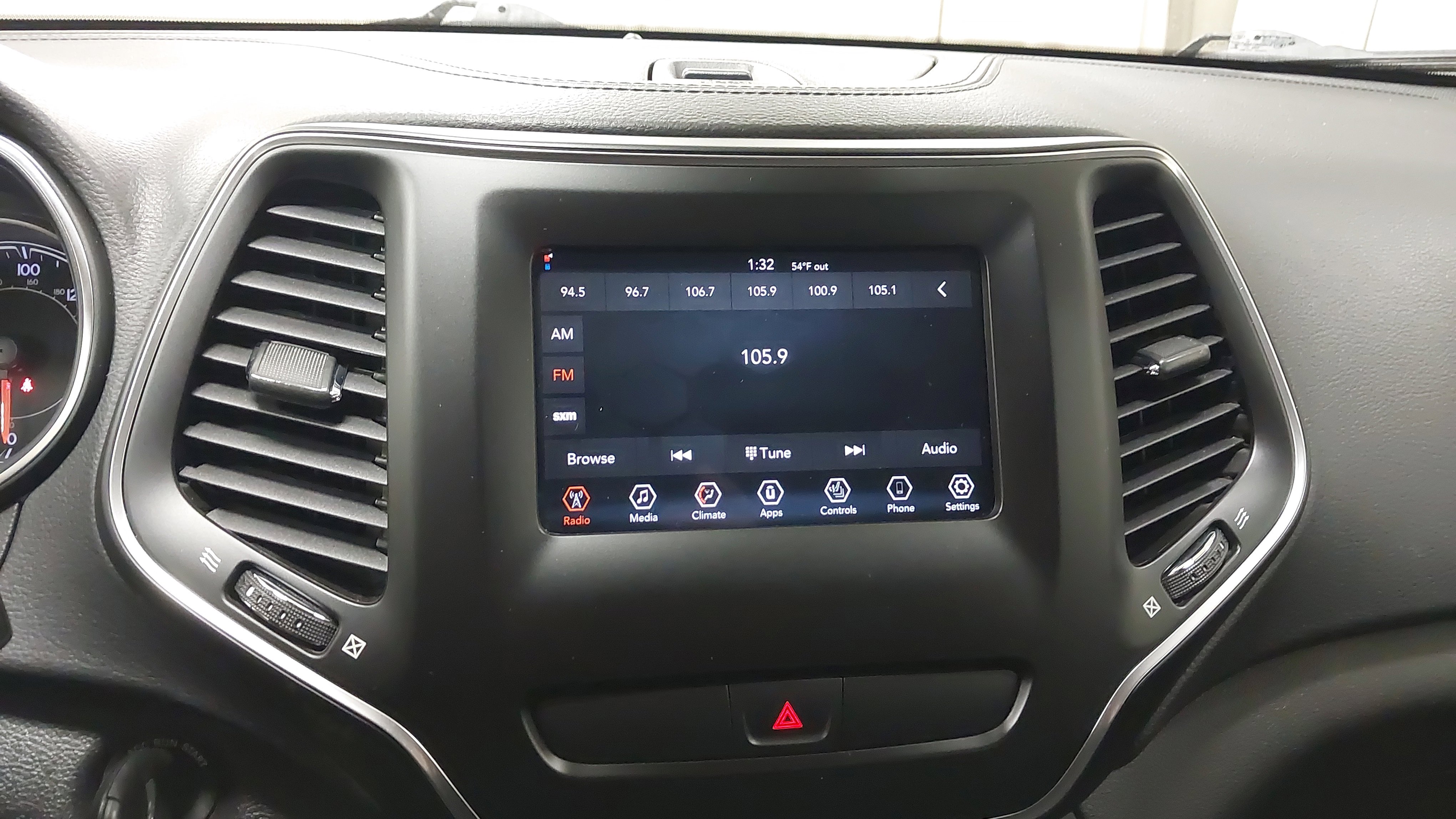 Used 2019 Jeep Cherokee Latitude w/ Cold Weather Group image 20