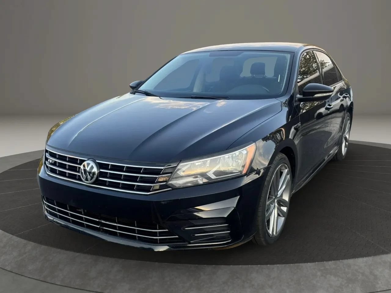 Used 2018 Volkswagen Passat 2.0T R-Line FWD image 2