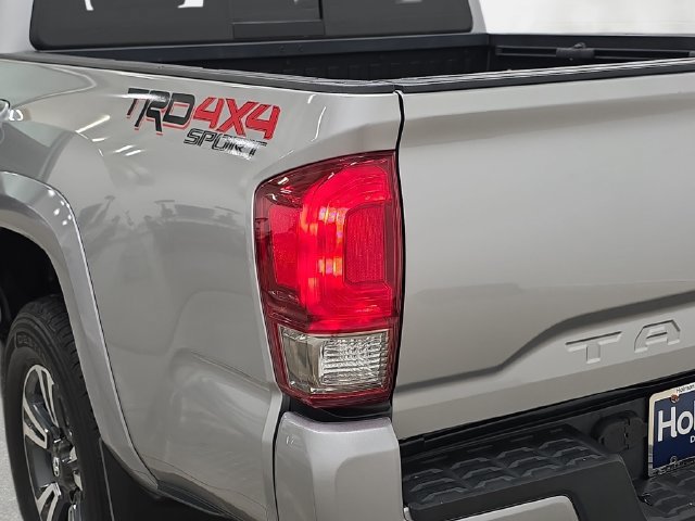 Used 2017 Toyota Tacoma TRD Sport w/ Tow Package (A/T) AWD/4WD image 33