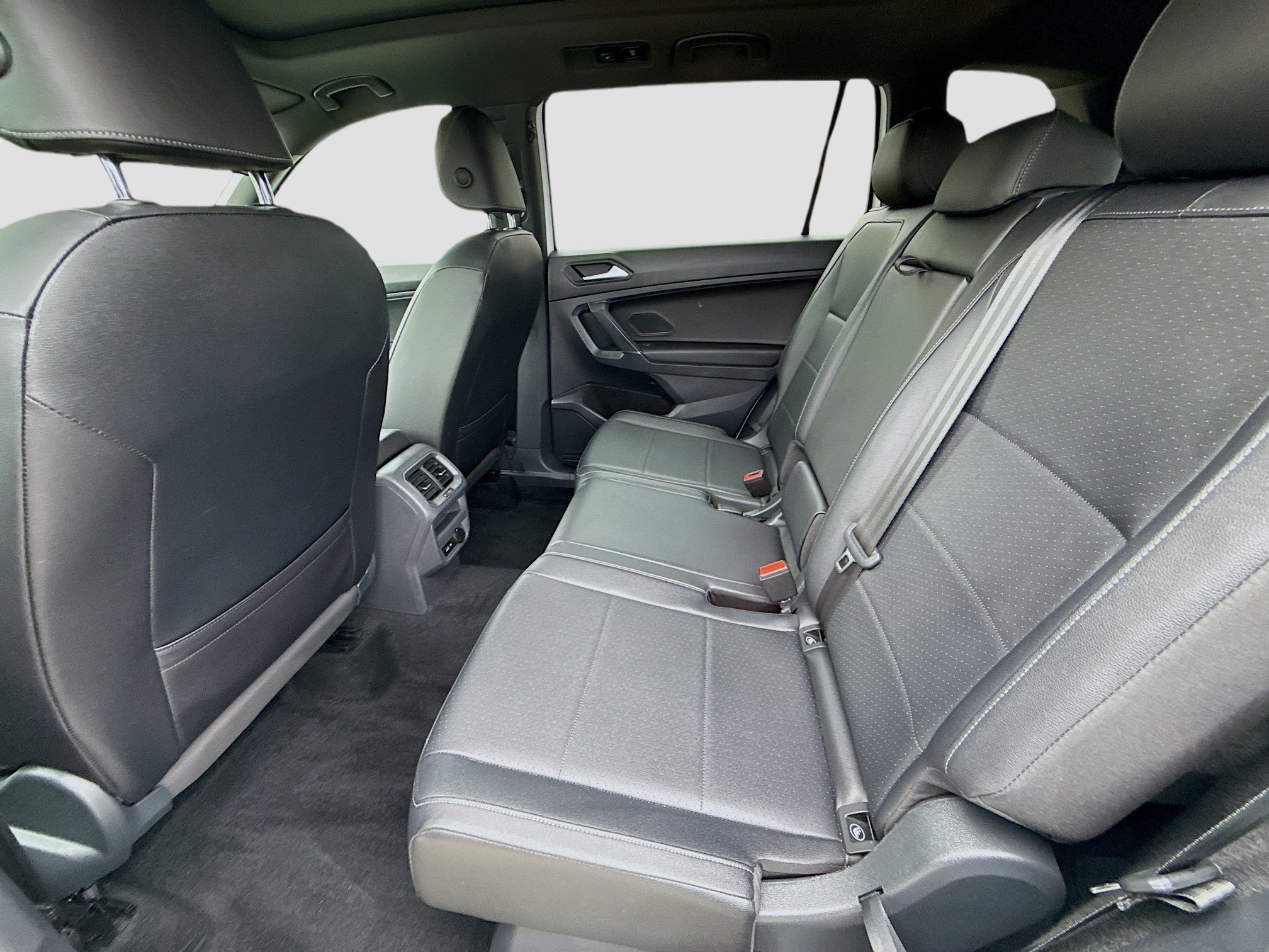 Certified 2020 Volkswagen Tiguan SE R-Line image 21