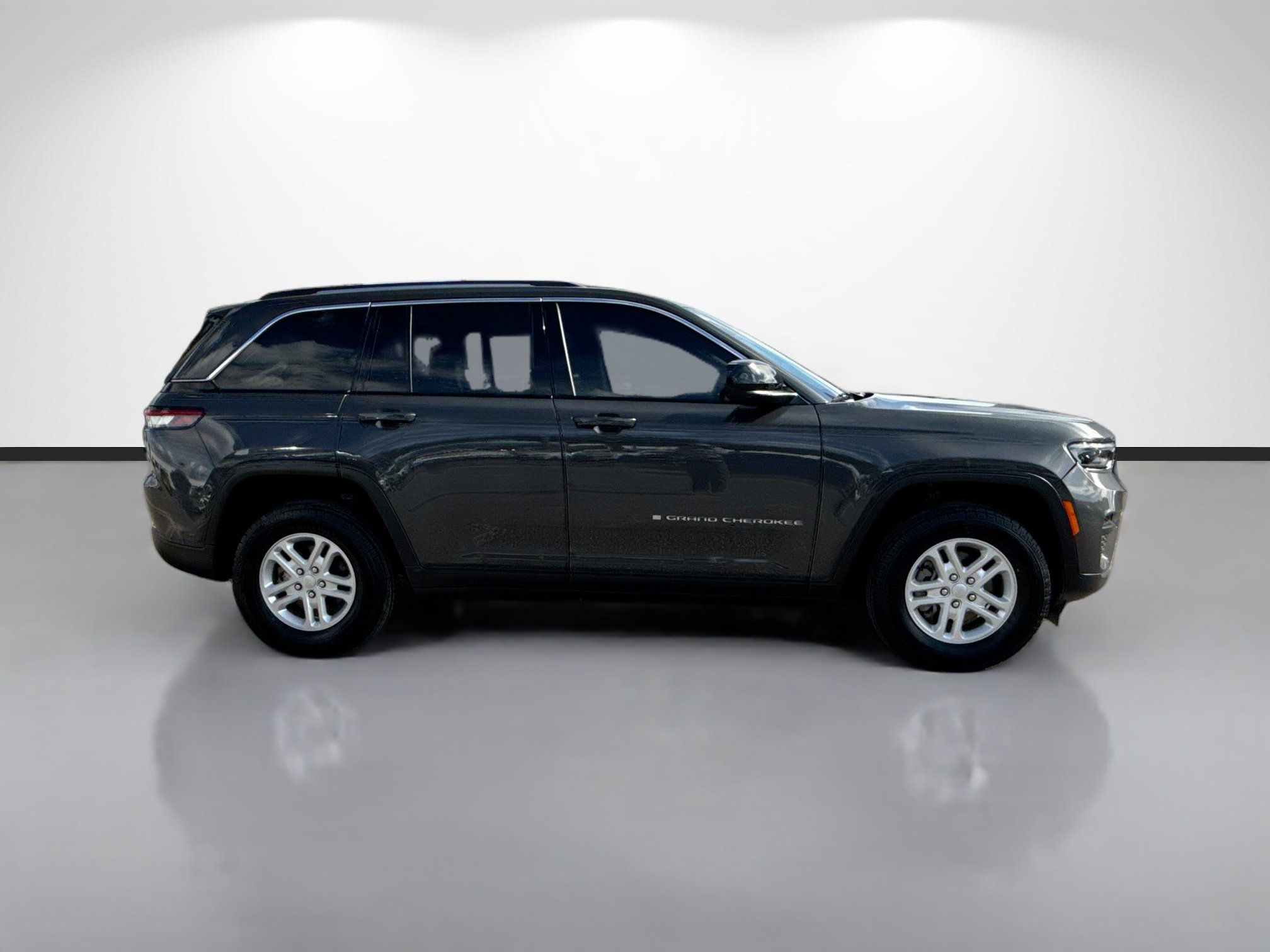 Used 2024 Jeep Grand Cherokee Laredo image 2