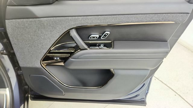 Used 2025 Land Rover Range Rover Sport SE image 25