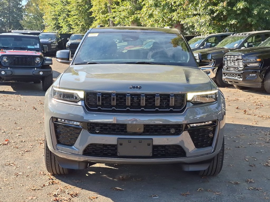 New 2027 Jeep Grand Cherokee Summit AWD/4WD image 2