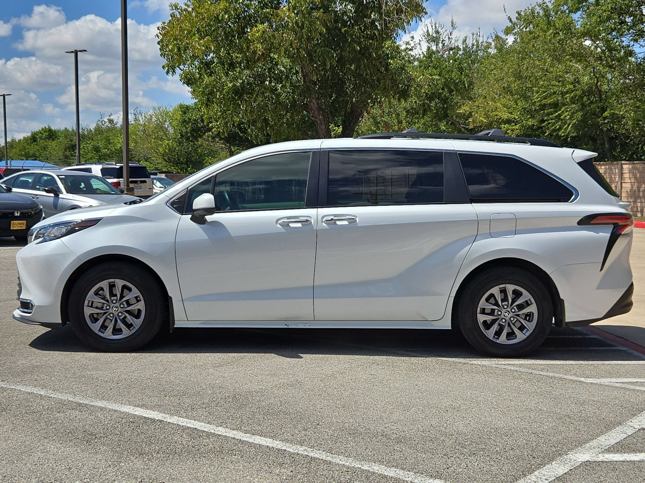 Used 2022 Toyota Sienna XLE FWD image 6