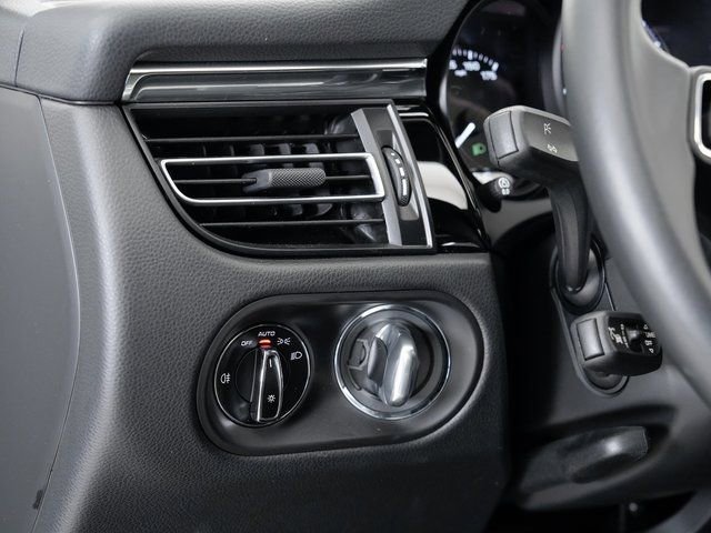 Certified 2025 Porsche Macan AWD/4WD image 10