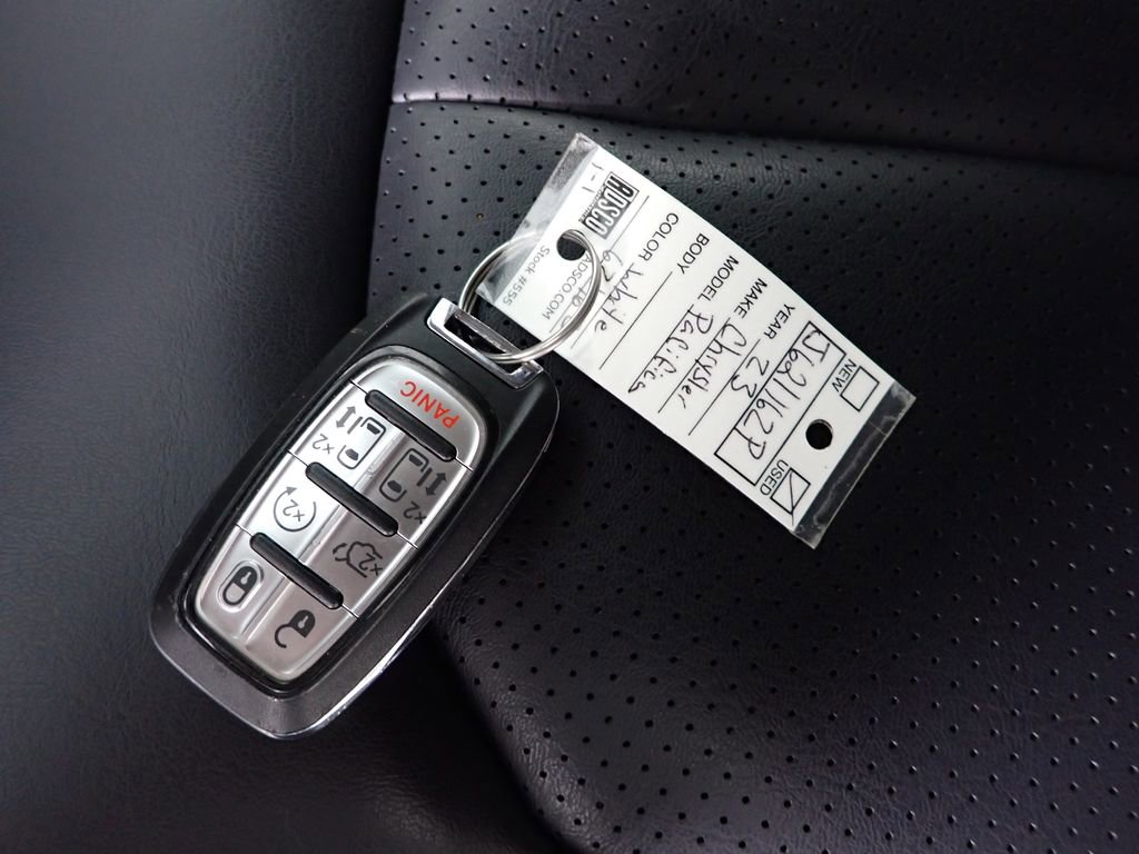Used 2023 Chrysler Pacifica Touring-L FWD image 49
