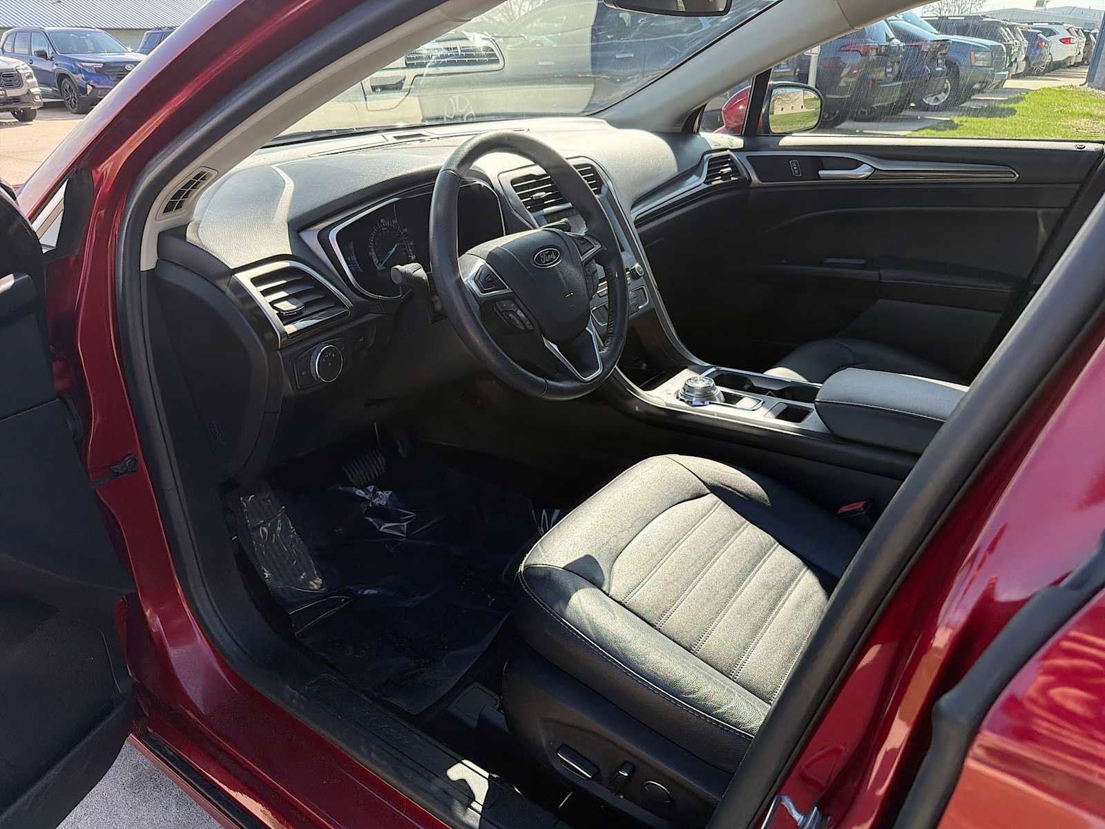 Used 2017 Ford Fusion SE w/ Fusion SE Technology Package image 2