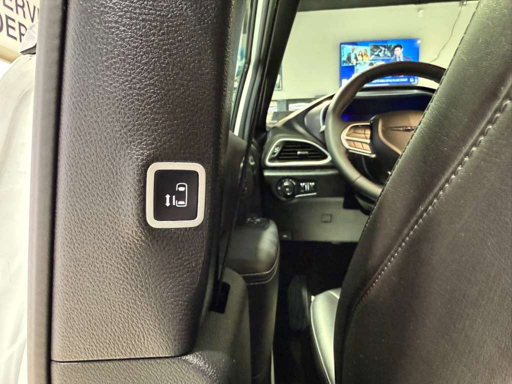 Used 2025 Chrysler Pacifica Select image 22