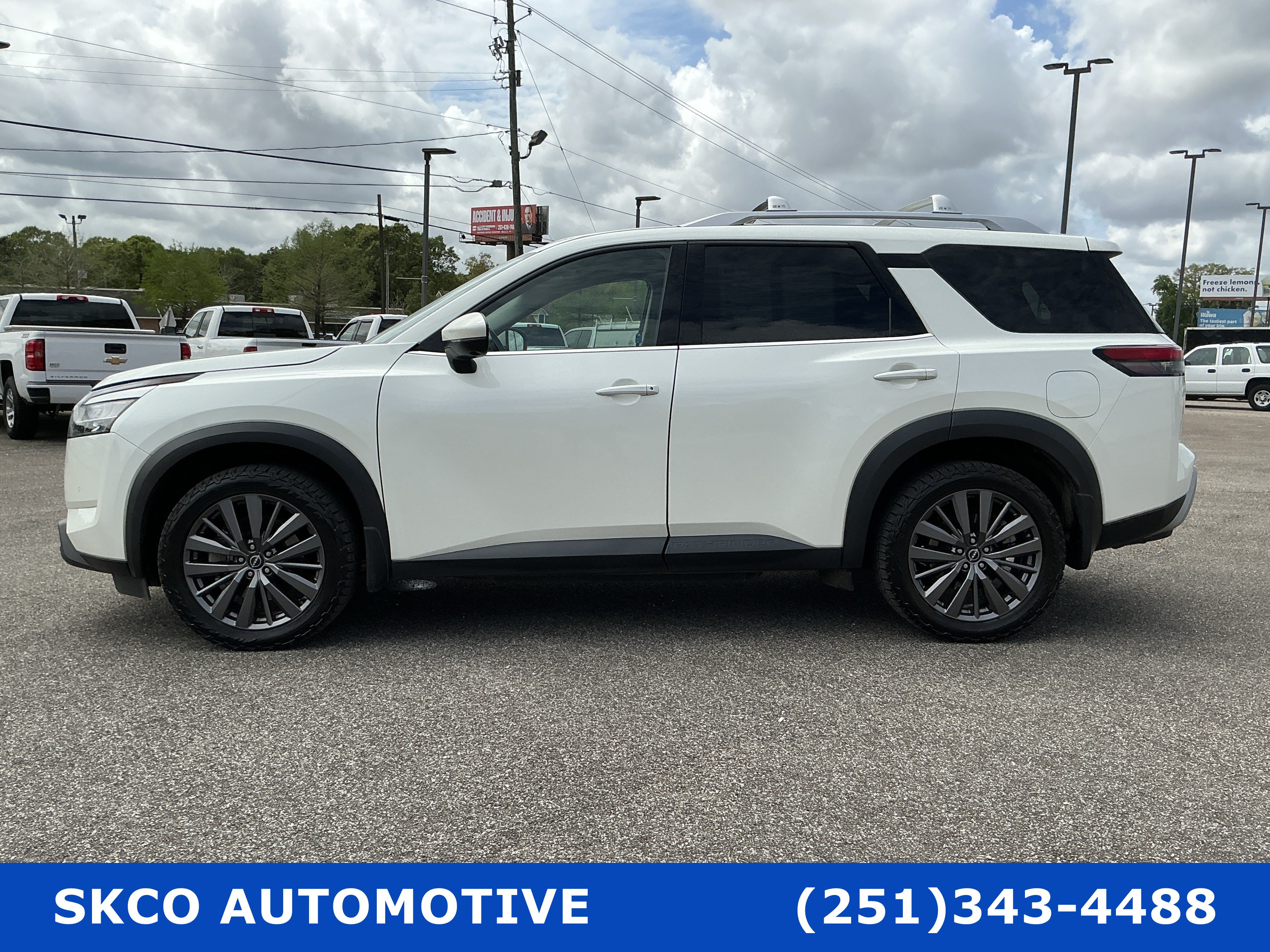 Used 2023 Nissan Pathfinder SL w/ SL Premium Package AWD/4WD image 2