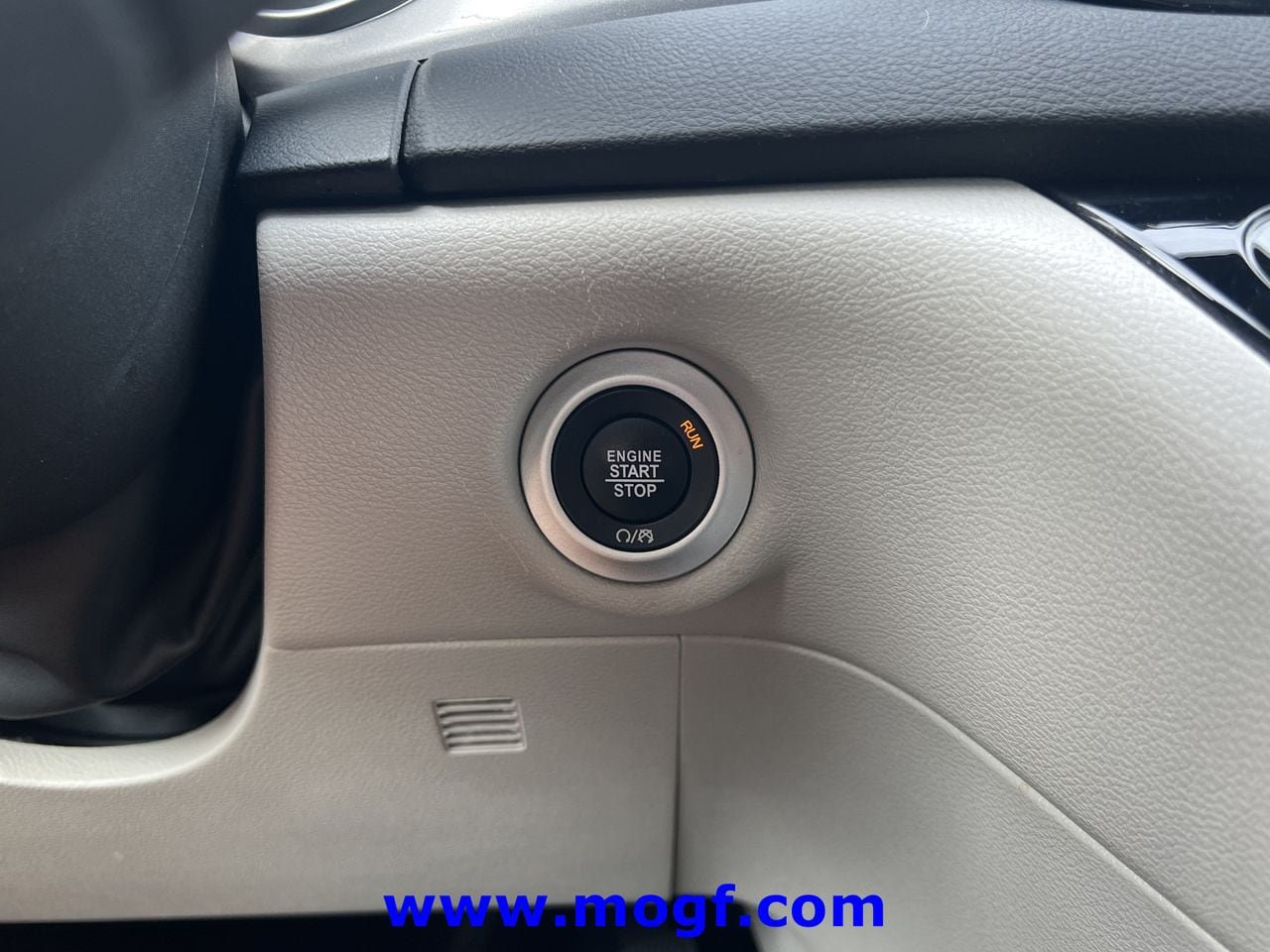 Used 2024 Chrysler Pacifica Touring-L FWD image 9