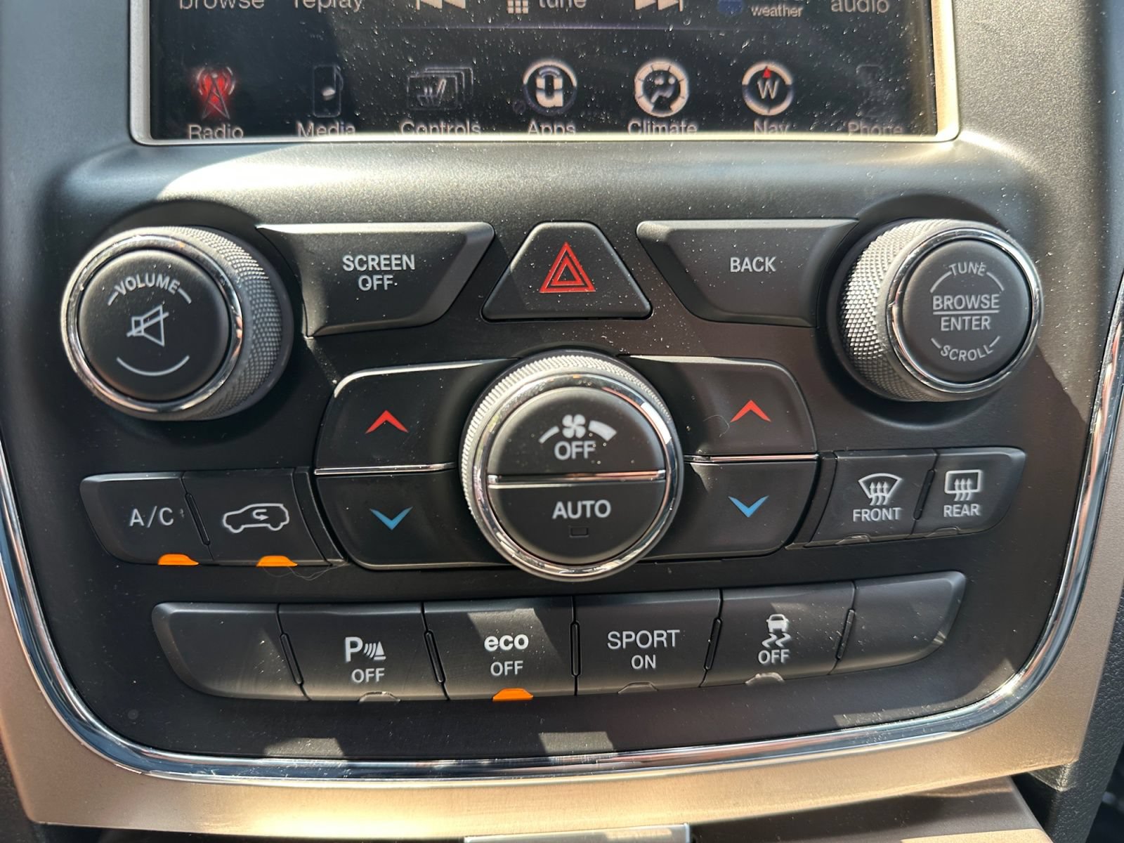 Used 2016 Jeep Grand Cherokee Overland w/ Advanced Technology Group AWD/4WD image 27