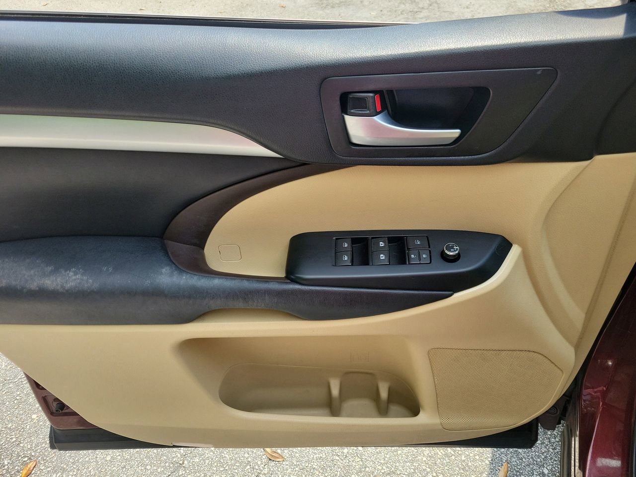 Used 2017 Toyota Highlander XLE image 14