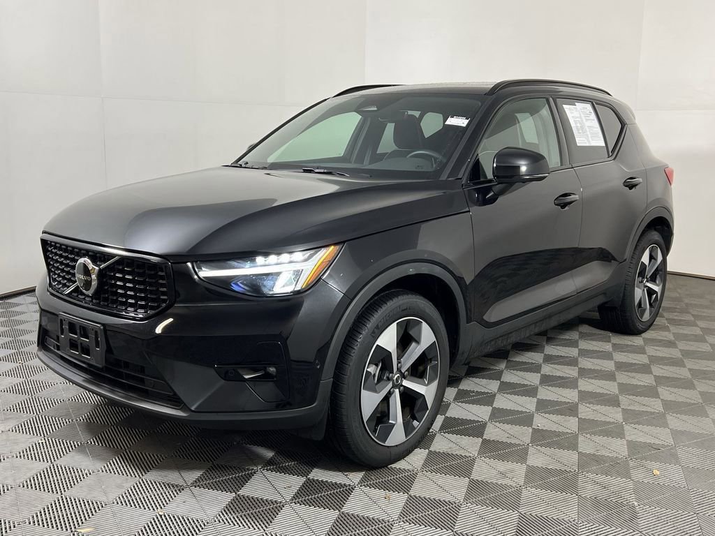 Certified 2025 Volvo XC40 B5 Plus image 8