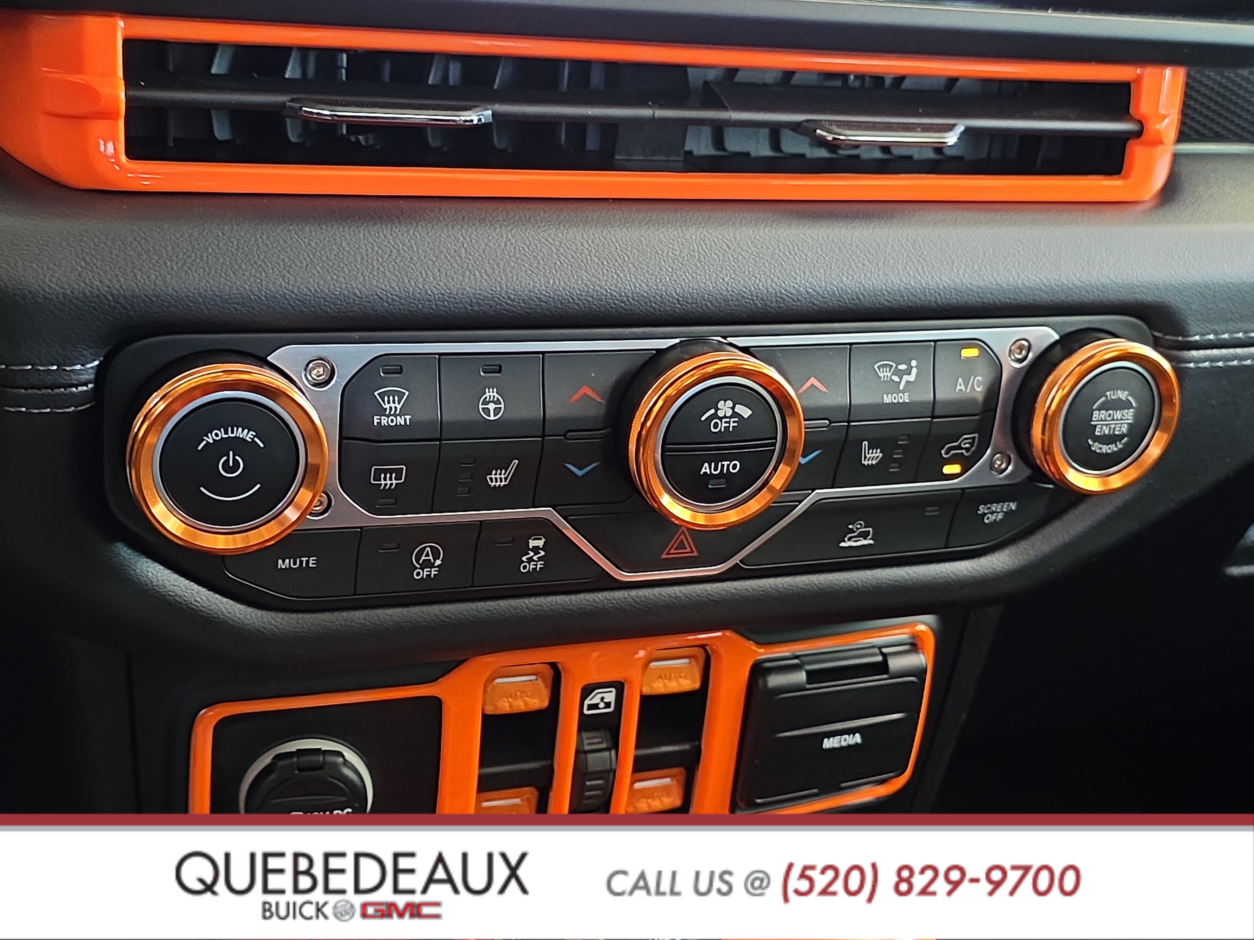 Used 2025 Jeep Gladiator Mojave w/ Steel Bumper Group AWD/4WD image 19
