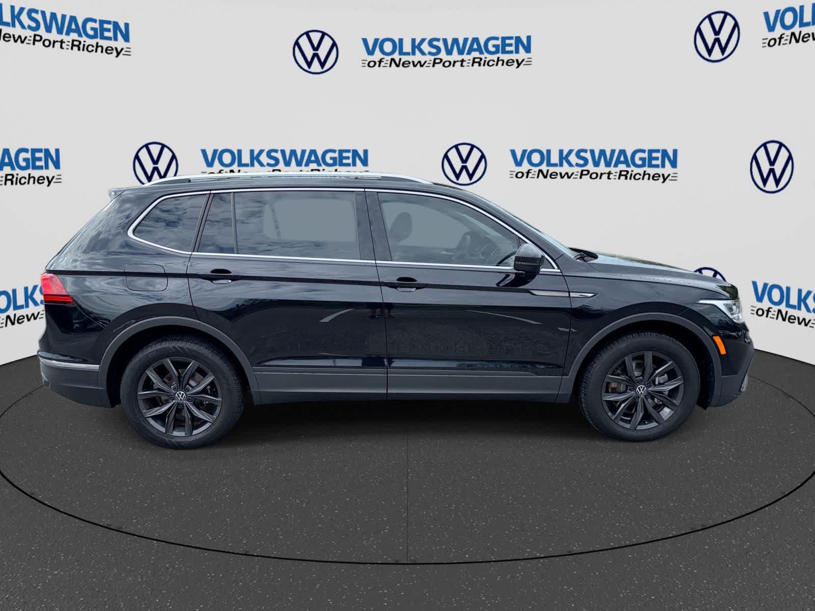 Used 2024 Volkswagen Tiguan SE w/ Panoramic Sunroof Package FWD image 15