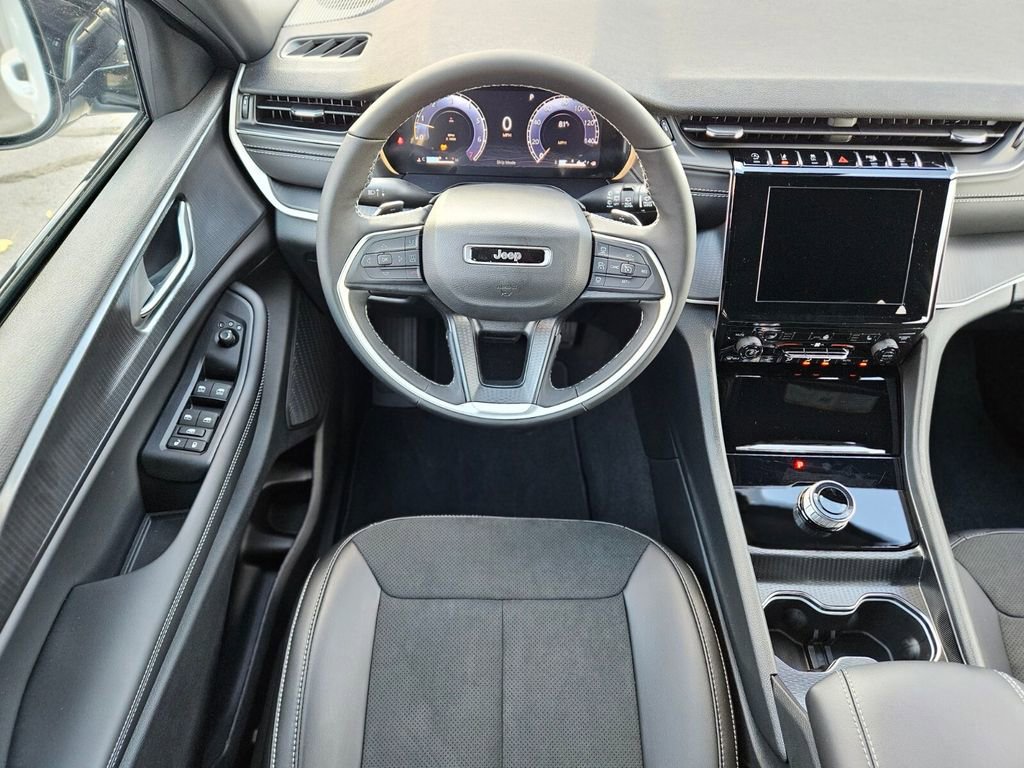 New 2025 Jeep Grand Cherokee Altitude image 13