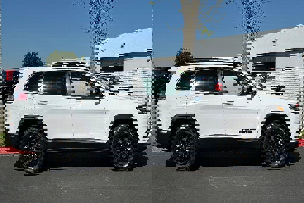 Used 2023 Jeep Cherokee Altitude Lux w/ Lux Elite Package image 3