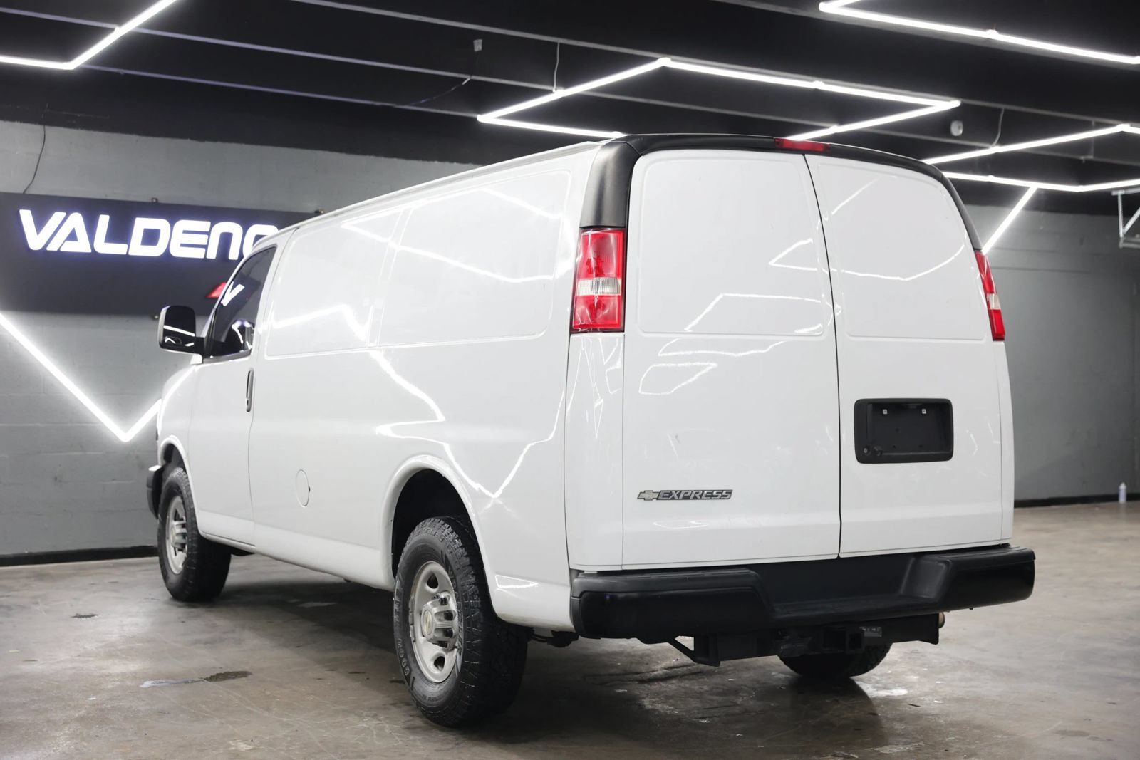 Used 2020 Chevrolet Express 2500 w/ Communications Package RWD image 19