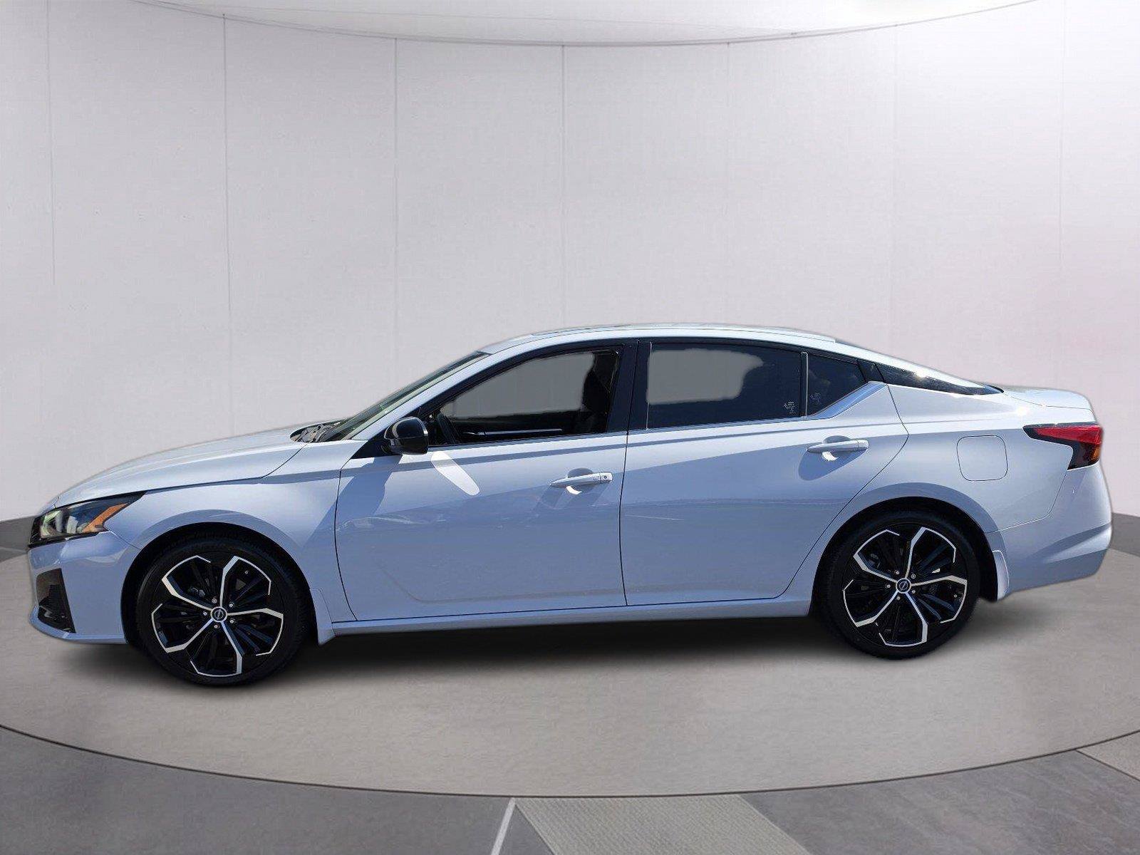 Used 2023 Nissan Altima 2.5 SR w/ SR Premium Package FWD image 2