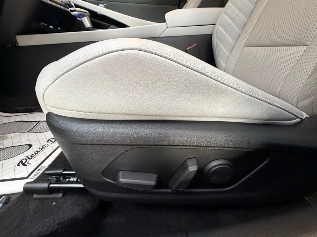 Used 2025 Hyundai Elantra Limited FWD image 26