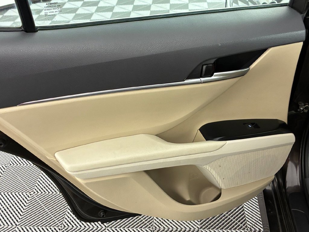 Used 2018 Toyota Camry LE FWD image 23