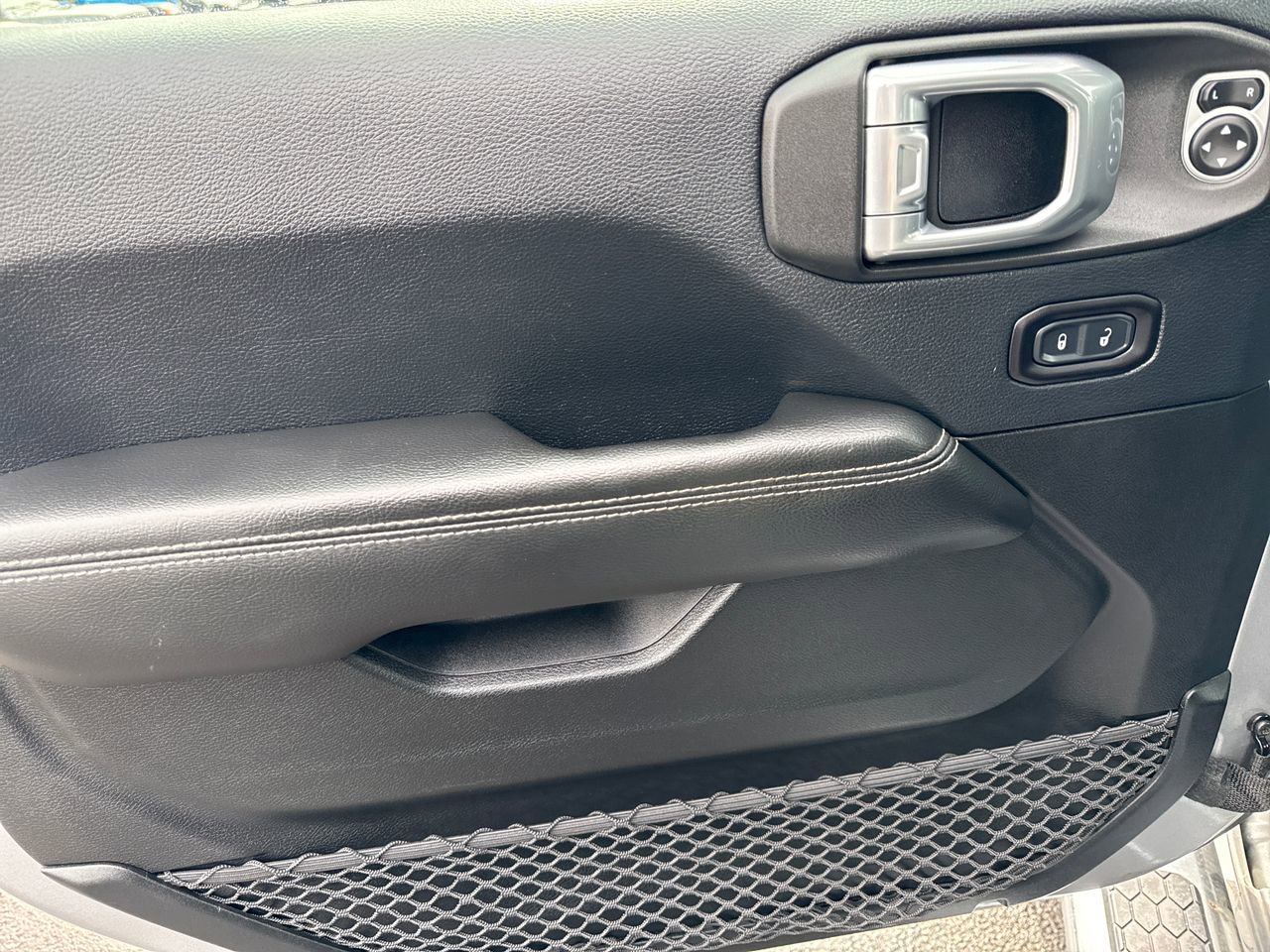 Used 2018 Jeep Wrangler Unlimited Sahara w/ Uconnect 4C Nav & Sound Group image 14