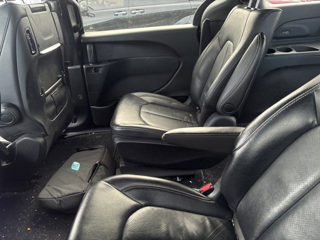 Used 2022 Chrysler Pacifica Touring-L w/ Uconnect Theater Family Group image 9