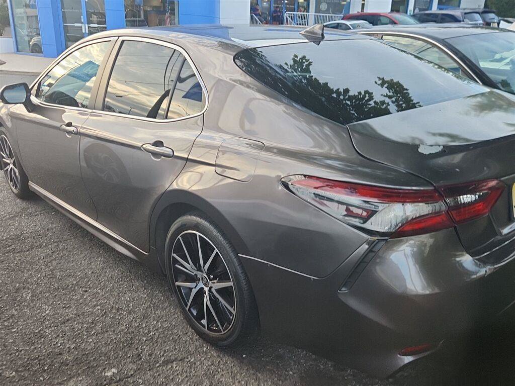Used 2023 Toyota Camry SE FWD image 3