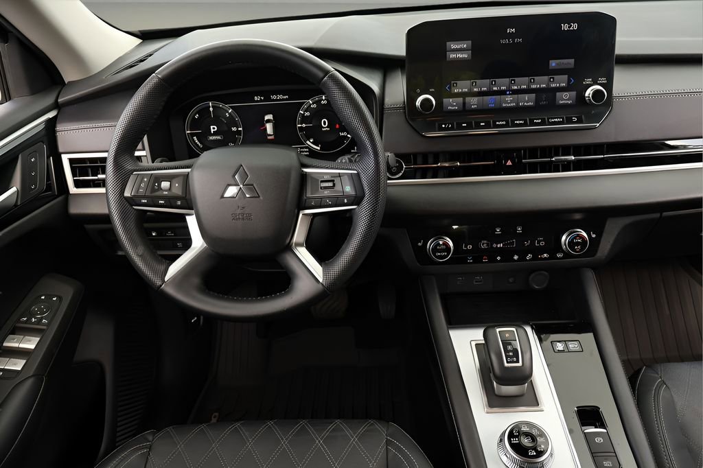 Used 2023 Mitsubishi Outlander SEL AWD/4WD image 14
