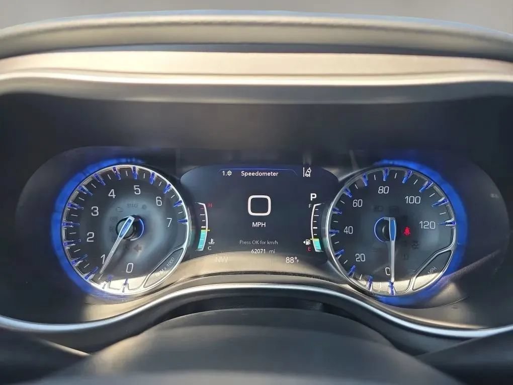 Used 2023 Chrysler Pacifica Touring-L FWD image 16