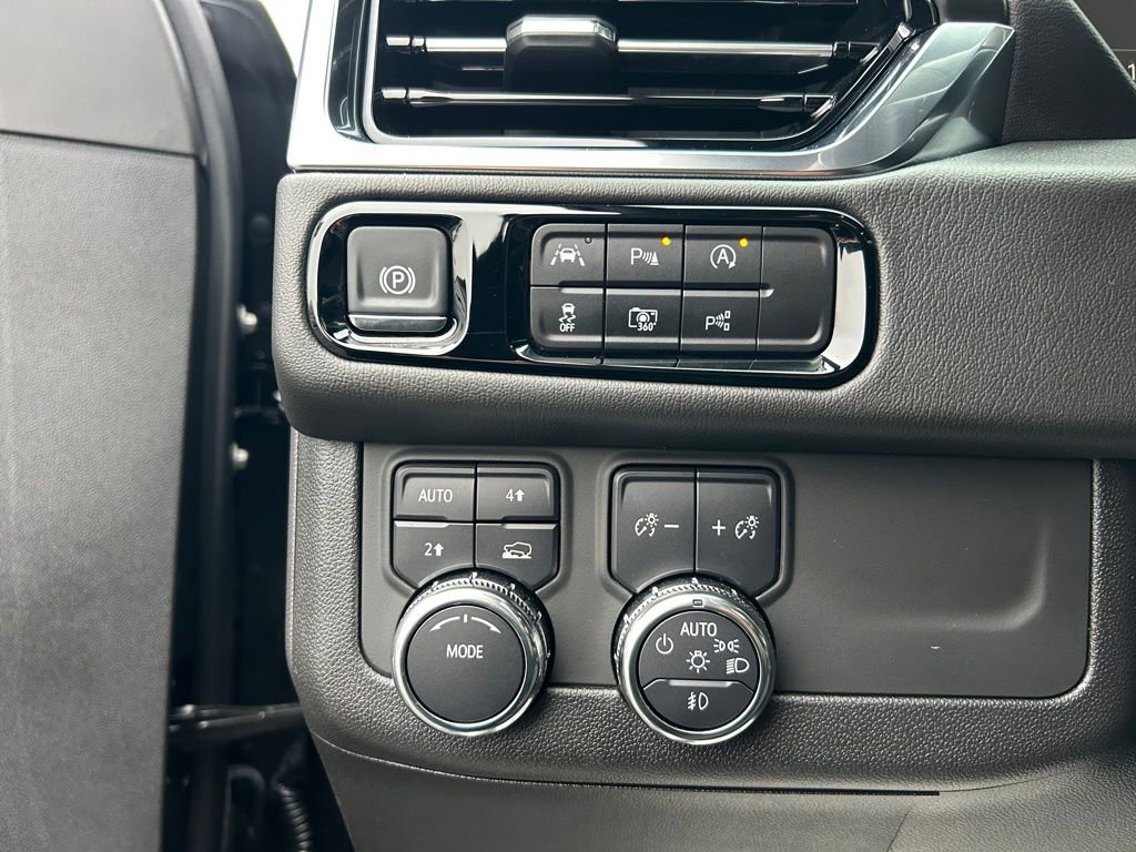 Used 2025 GMC Yukon Denali w/ Sun & Power Step Package image 9