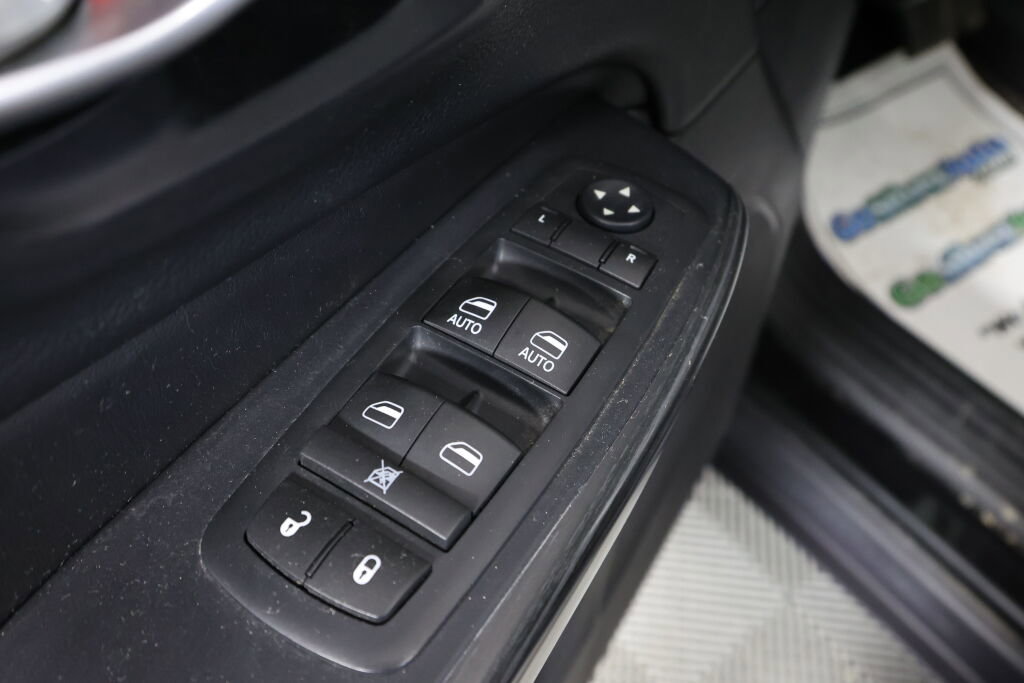 Used 2016 Jeep Cherokee 75th Anniversary image 30