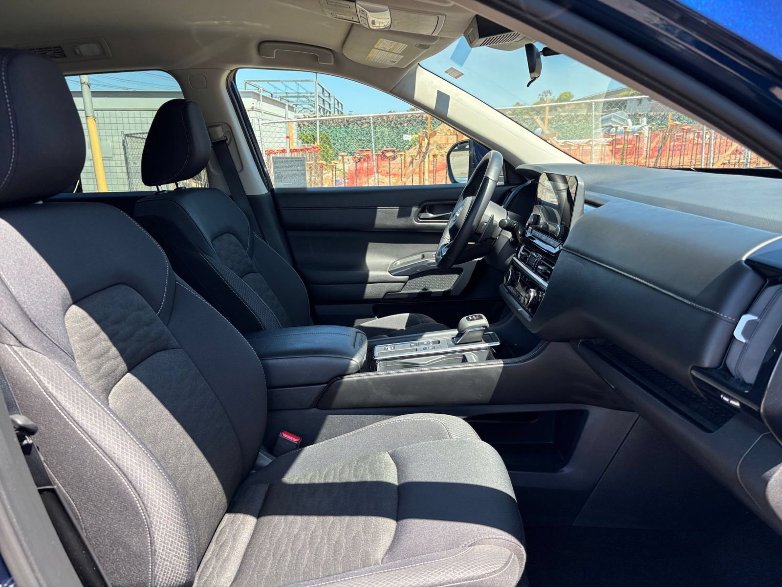 Used 2025 Nissan Pathfinder SV FWD image 38