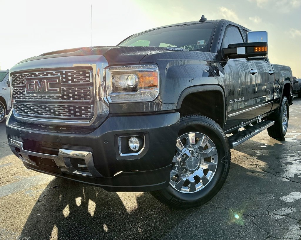 Used 2018 GMC Sierra 2500 Denali w/ Duramax Plus Package image 3