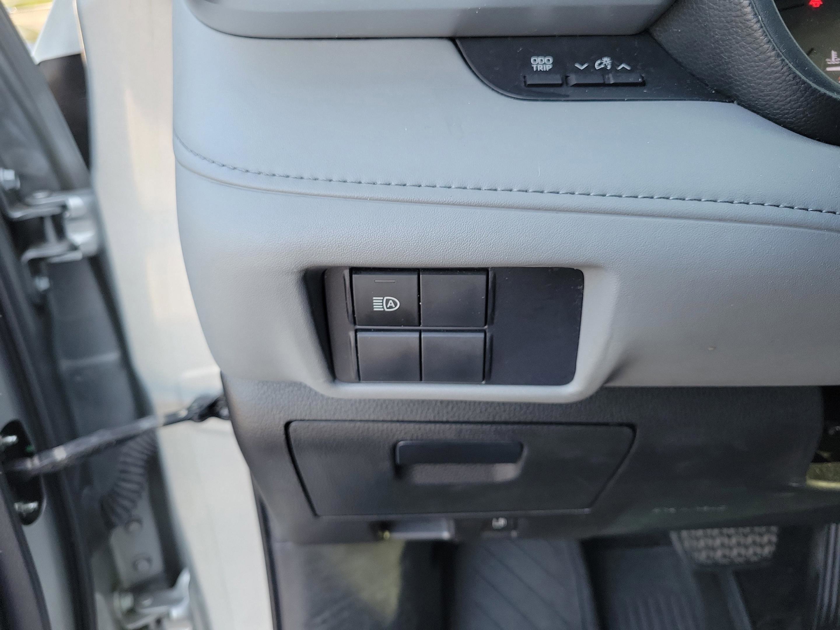 Used 2021 Toyota Highlander L FWD image 27